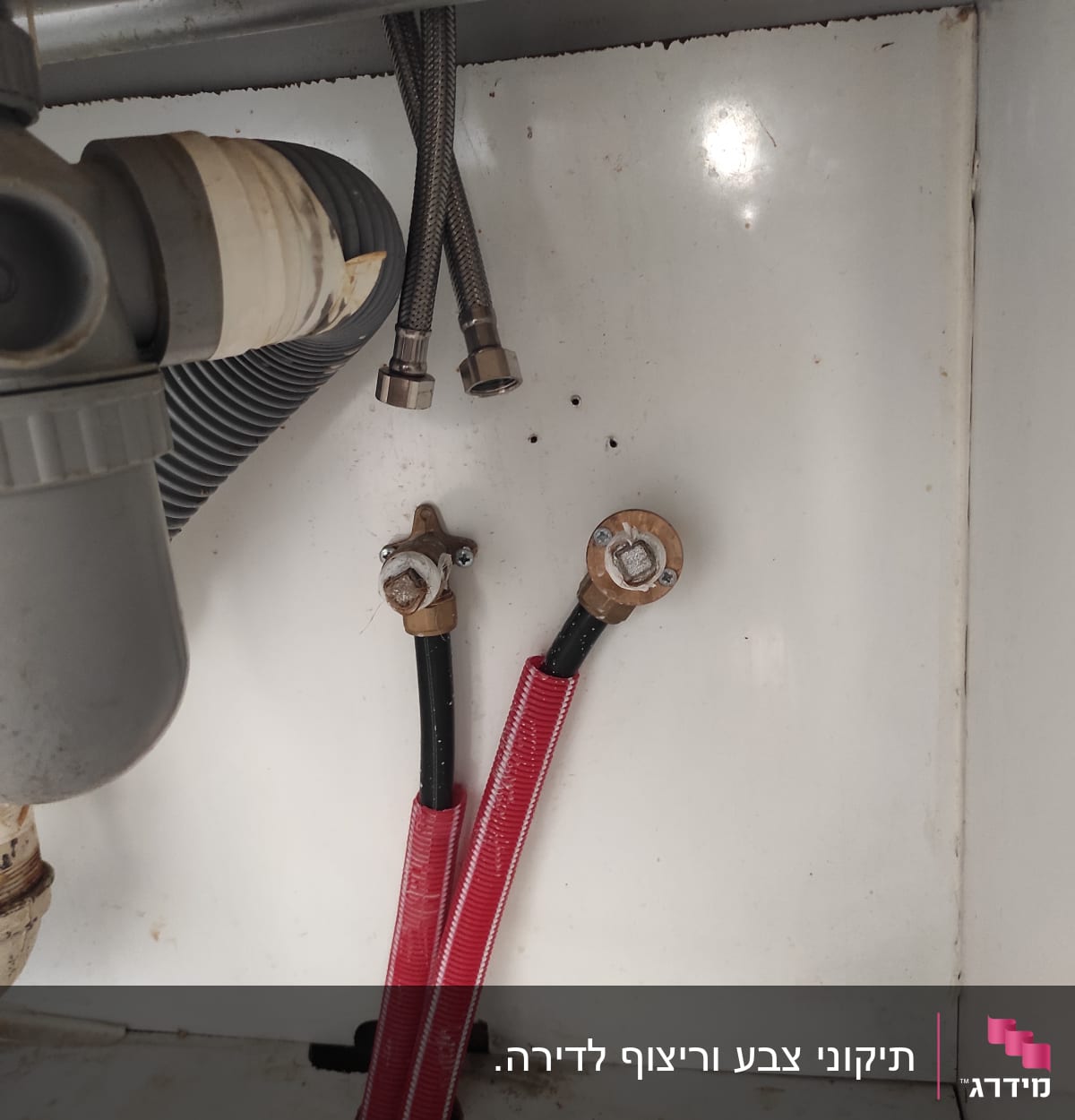 צינורות מים מתחת לכיור עם חיבורים